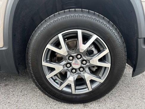 Used 2023 GMC Acadia SLT image 4