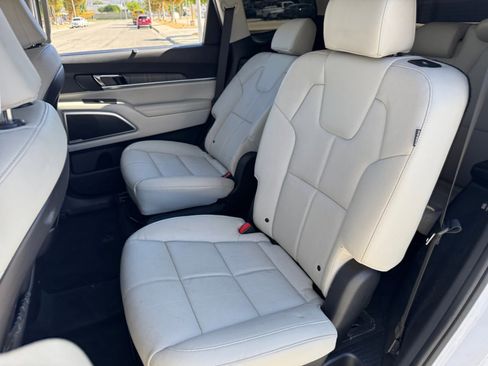 Used 2024 Kia Telluride EX w/ EX Captain's Chair Package image 18