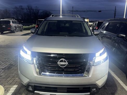 Used 2022 Nissan Pathfinder SL image 2