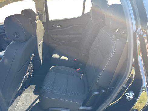 Used 2023 GMC Acadia SLE image 10