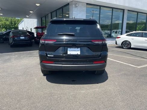 Used 2023 Jeep Grand Cherokee Limited w/ Black Appearance Package AWD/4WD image 6