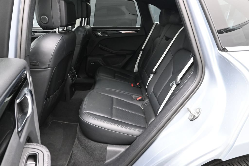 Certified 2024 Porsche Macan AWD/4WD image 16