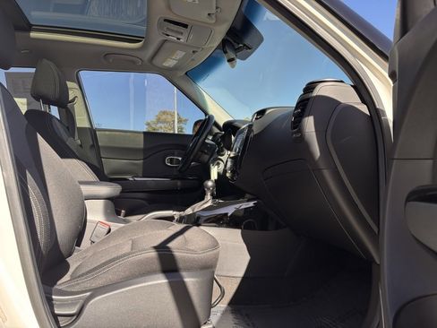 Used 2017 Kia Soul + image 18