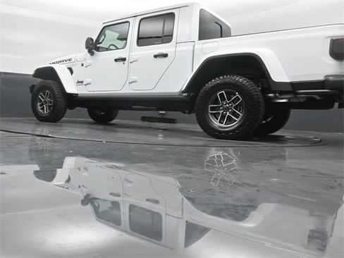 New 2025 Jeep Gladiator Mojave image 32
