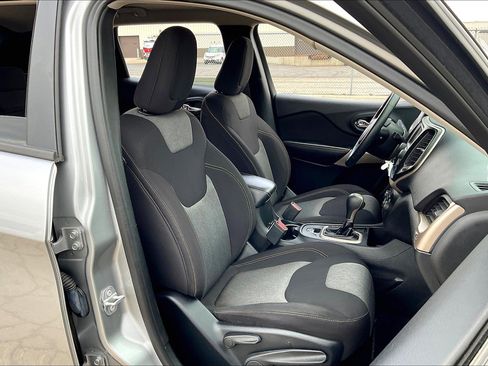 Used 2017 Jeep Cherokee Sport image 7