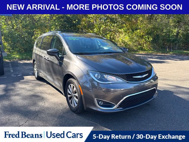 Used 2019 Chrysler Pacifica Touring-L FWD image 1