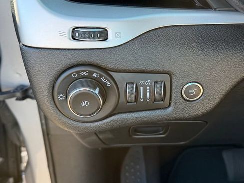Used 2018 Jeep Cherokee Latitude Plus w/ Comfort/Convenience Group AWD/4WD image 12