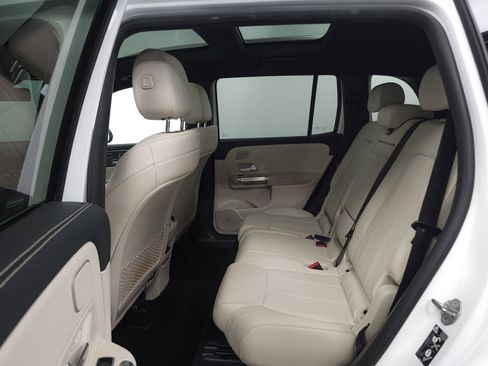 Used 2021 Mercedes-Benz GLB 250 4MATIC image 5