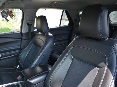 Used 2023 Ford Explorer Limited RWD image 9