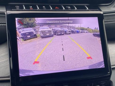 Used 2025 Jeep Grand Cherokee Limited image 3