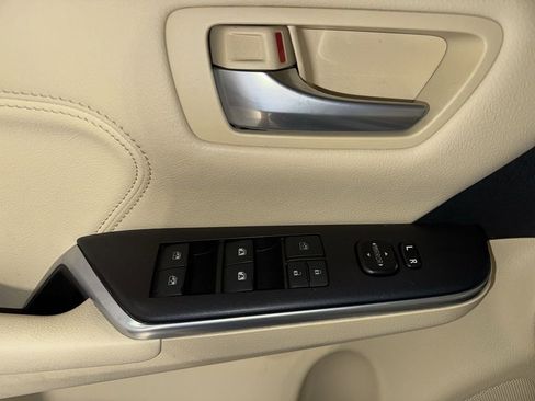 Used 2016 Toyota Camry XLE image 19