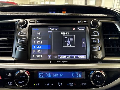 Used 2019 Toyota Highlander SE FWD image 16