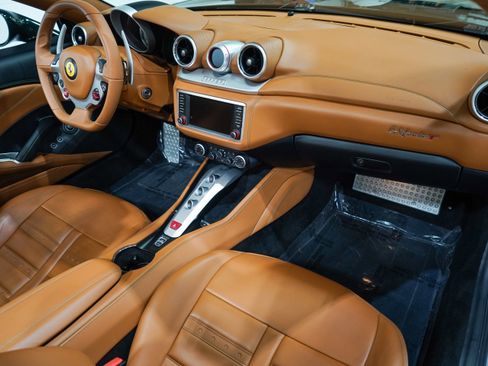 Used 2016 Ferrari California T RWD image 16