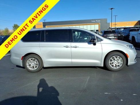 New 2026 Chrysler Pacifica Select image 18