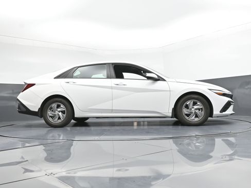Used 2024 Hyundai Elantra SE image 27