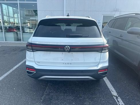 Used 2025 Volkswagen Taos SE w/ Panoramic Sunroof Package FWD image 4