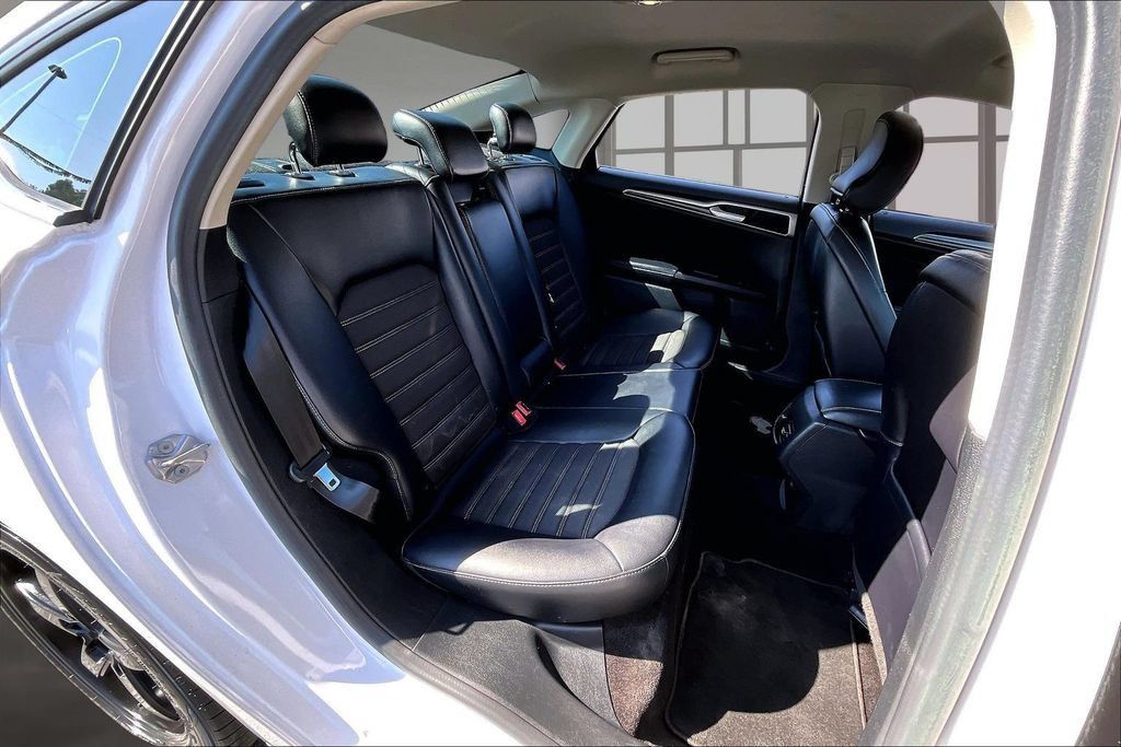 Used 2017 Ford Fusion SE w/ Equipment Group 201A FWD image 26