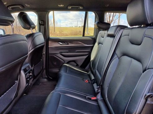 Used 2025 Jeep Grand Cherokee Limited w/ Black Appearance Package image 35