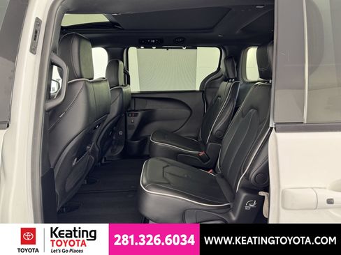Used 2025 Chrysler Pacifica Limited FWD image 15