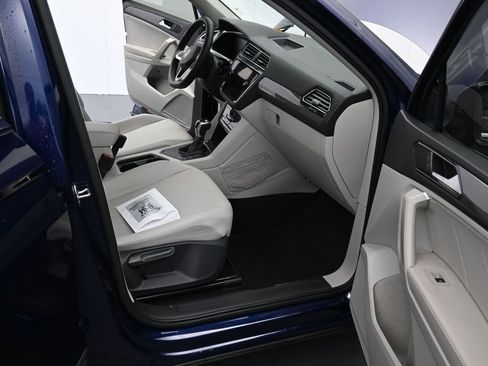 Used 2022 Volkswagen Tiguan SE image 16