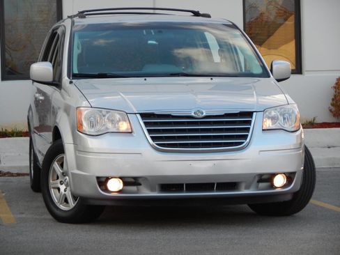 Used 2010 Chrysler Town & Country Touring image 5
