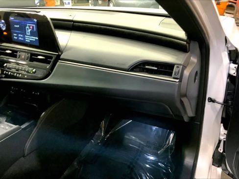 Certified 2022 Lexus ES 350 w/ Premium Package image 18