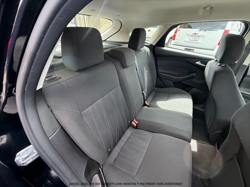 Used 2016 Ford Focus SE w/ SE Sport Package FWD image 16