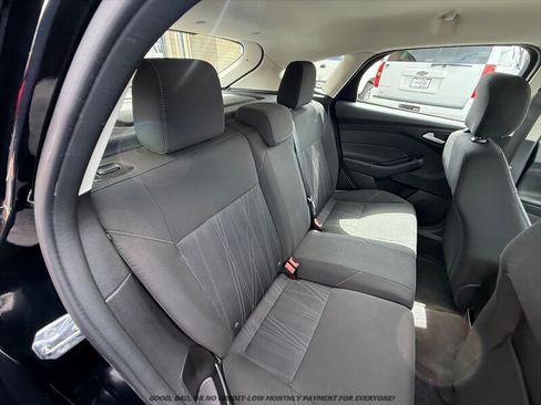 Used 2016 Ford Focus SE w/ SE Sport Package FWD image 16