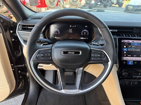 Used 2025 Jeep Grand Cherokee Limited RWD image 23
