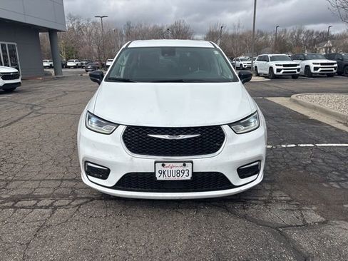 Used 2024 Chrysler Pacifica Touring-L image 6