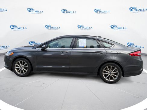 Used 2017 Ford Fusion SE w/ Fusion SE Technology Package FWD image 2