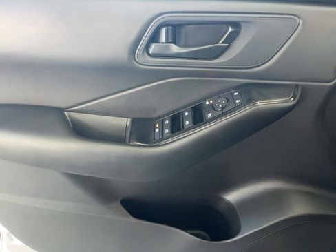 Used 2025 Nissan Rogue S AWD/4WD image 9