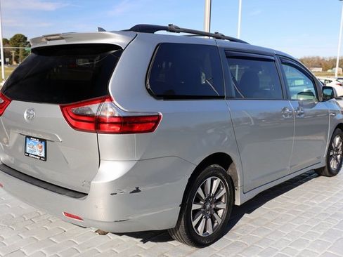 Used 2020 Toyota Sienna XLE image 5