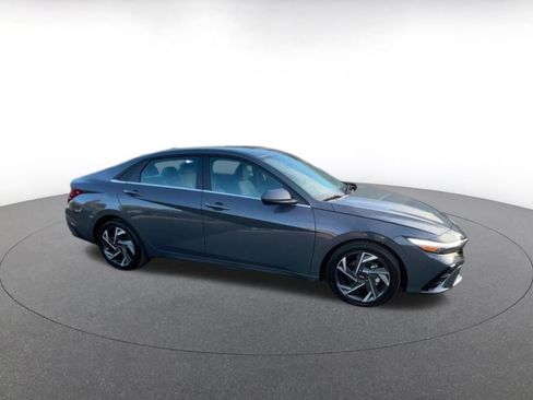 Used 2025 Hyundai Elantra SEL image 2