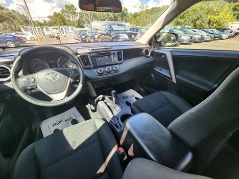 Used 2018 Toyota RAV4 LE FWD image 10
