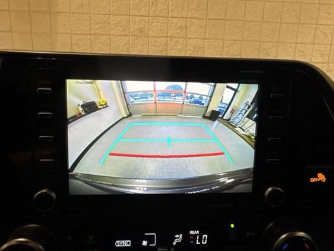 Used 2021 Toyota Highlander LE AWD/4WD image 11