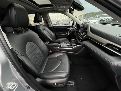 Used 2023 Toyota Highlander XLE image 33