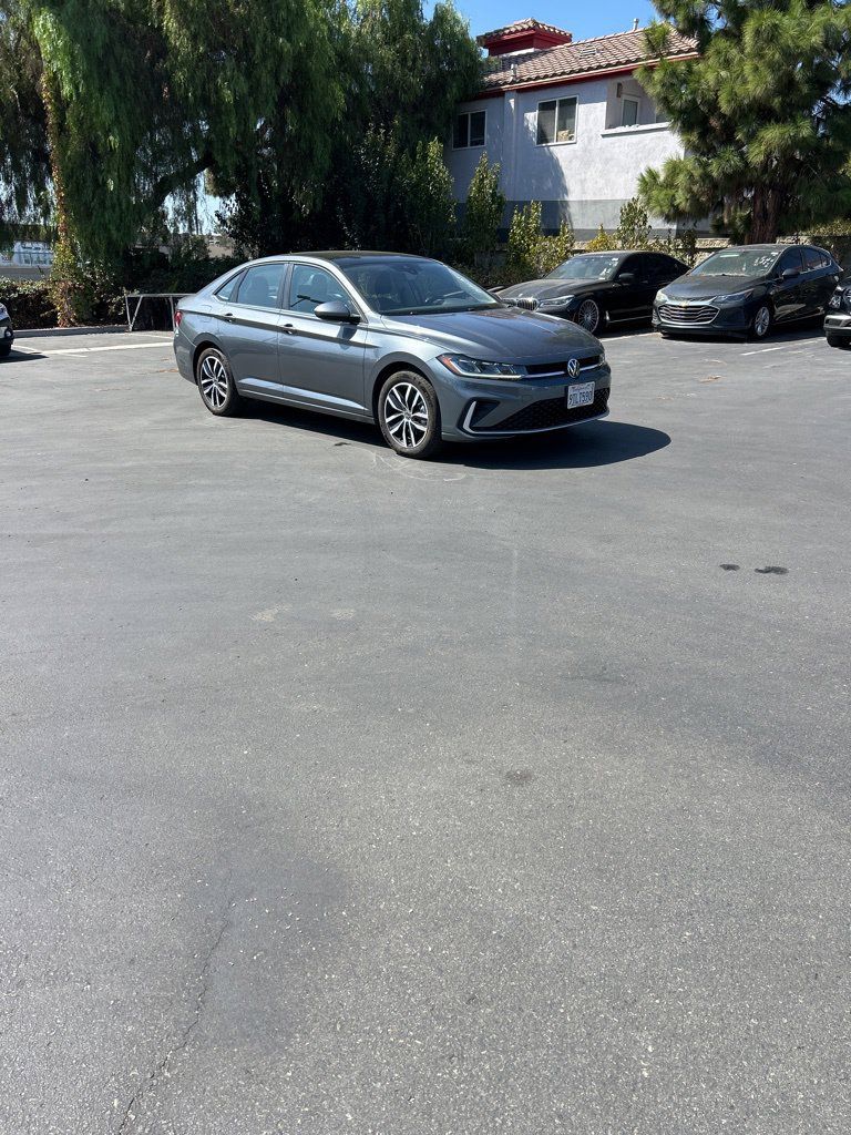 Used 2025 Volkswagen Jetta SE FWD image 5