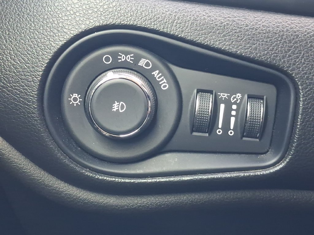 Used 2022 Jeep Renegade Latitude AWD/4WD image 5