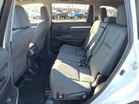 Used 2019 Toyota Highlander LE image 11