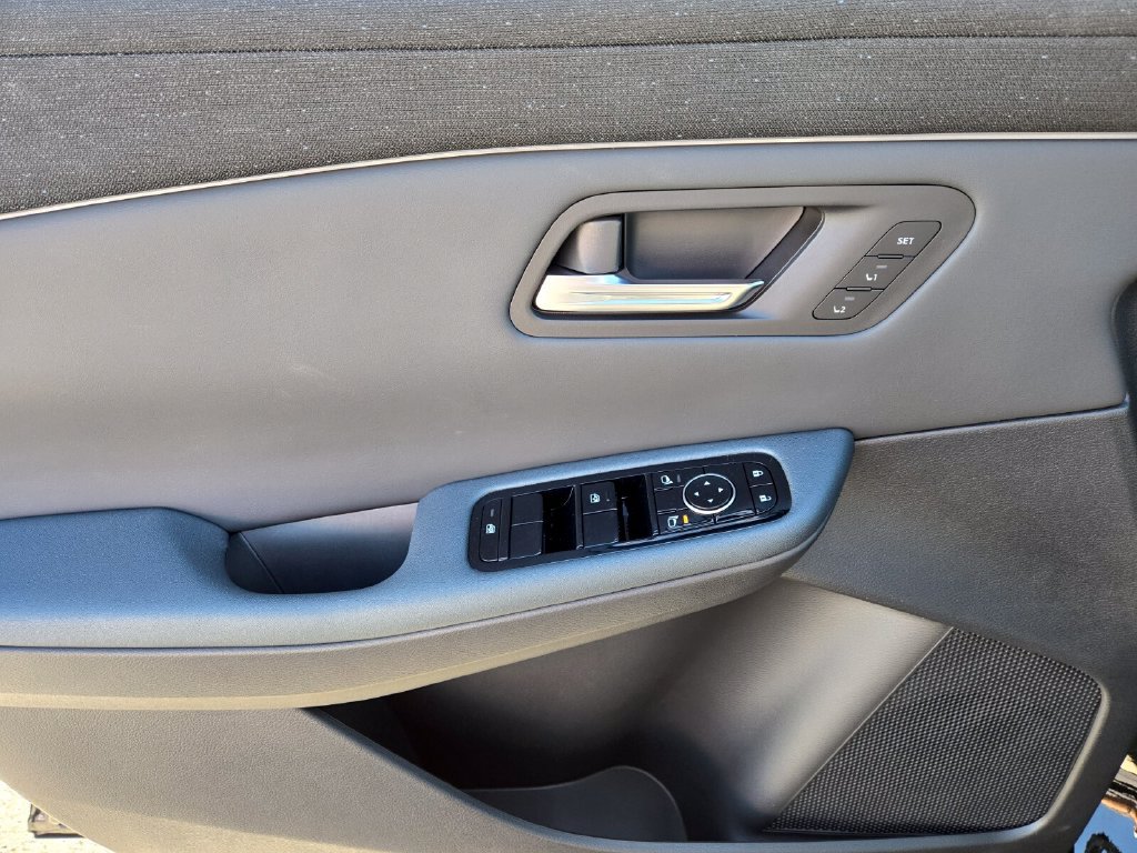 New 2026 Nissan Leaf Platinum+ w/ Cargo Package (Platinum+) FWD image 10