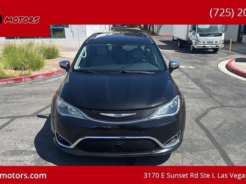 Used 2017 Chrysler Pacifica Limited FWD image 3
