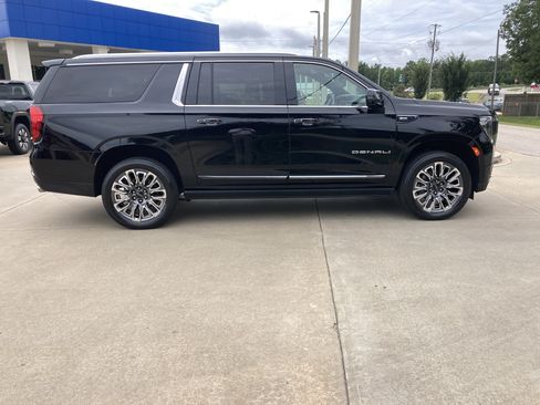 Used 2023 GMC Yukon XL Denali Ultimate AWD/4WD image 4