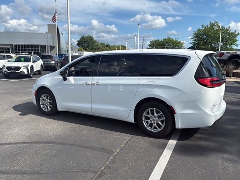 Used 2025 Chrysler Pacifica Select FWD image 12