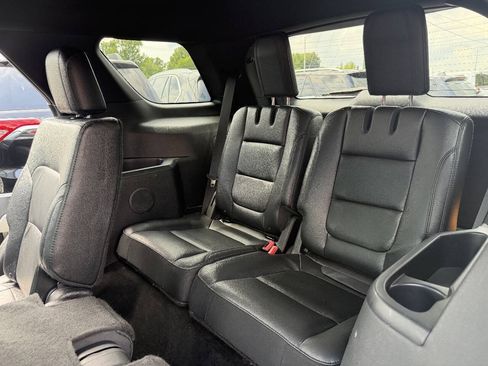 Used 2016 Ford Explorer XLT w/ Equipment Group 202A FWD image 11