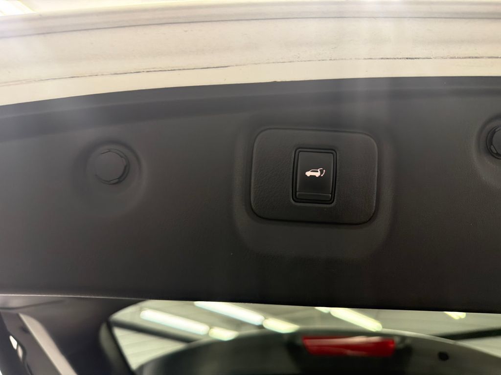 Used 2020 Nissan Pathfinder SL FWD image 21