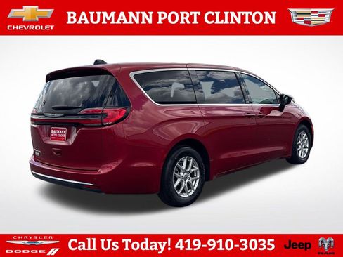 Used 2025 Chrysler Pacifica Select FWD image 7