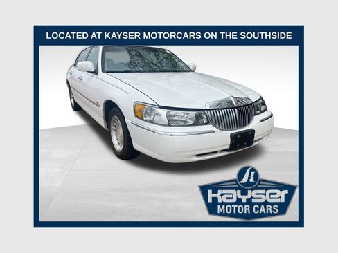 Used 2000 Lincoln Town Car Executive RWD image 1