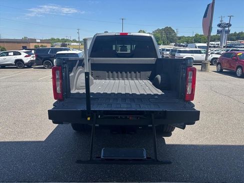 Used 2024 Ford F250 XLT w/ FX4 Off-Road Package AWD/4WD image 3