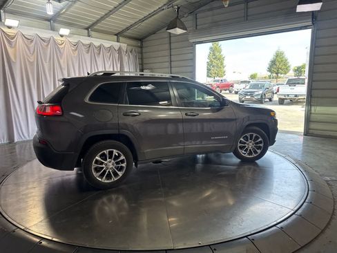 Used 2019 Jeep Cherokee Latitude Plus FWD image 3
